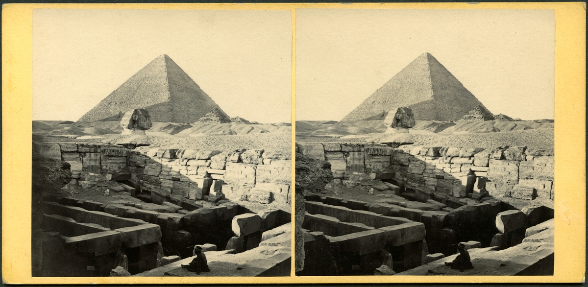 Stereobild med motiv av pyramid i Egypten.
Giza, sfinxen och Cheops pyramid.