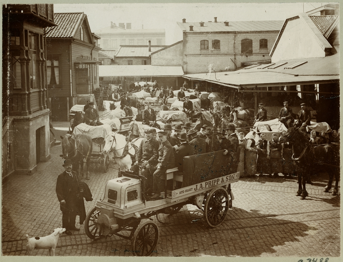 Reklambild av "6 hk 2cyl. Daimler - Lastvagn för 2000kg belastning". "Levererad till J.A Pripps & Son, Göteborg år 1898".
Sveriges första lastautomobil.
