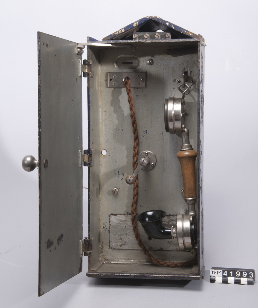 Stolpapparat med emblem, s.k. "Automatisk Rikstelefon Apparat" (samtalsautomat).