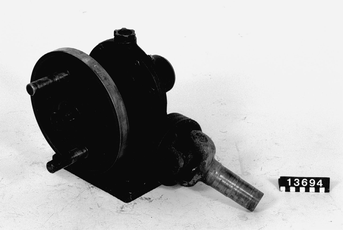 Compoundångmaskin, för båtdrift med stålkondensor. 2-cyl, en högtryck, en lågtryck. Prestanda 35 hk vid ett ångtryck av 7 á 8 bar, 6-7 kg/cm2. Receiver och vevaxel med 180 grader förskjutning mellan väggarna. För reglering av högtryckscylinderns fyllnadsgrad samt för fram- och backmanövrer har maskinen en slidregling av Stephenson's typ.
Tillbehör: Lösa delar packade i låda, kannring till stora kannan (i två delar), kannring till lilla kannan, 4 st. gummipackningar, 1 par bussningar till slidstången, styrlager i 4 halvor till lilla pistongen, 6 st. fasta skruvnycklar, ring till sliden. Stora kannan och 2 st. kratsar (krokar i spiral med handtag för lossning av packningar) (separat).