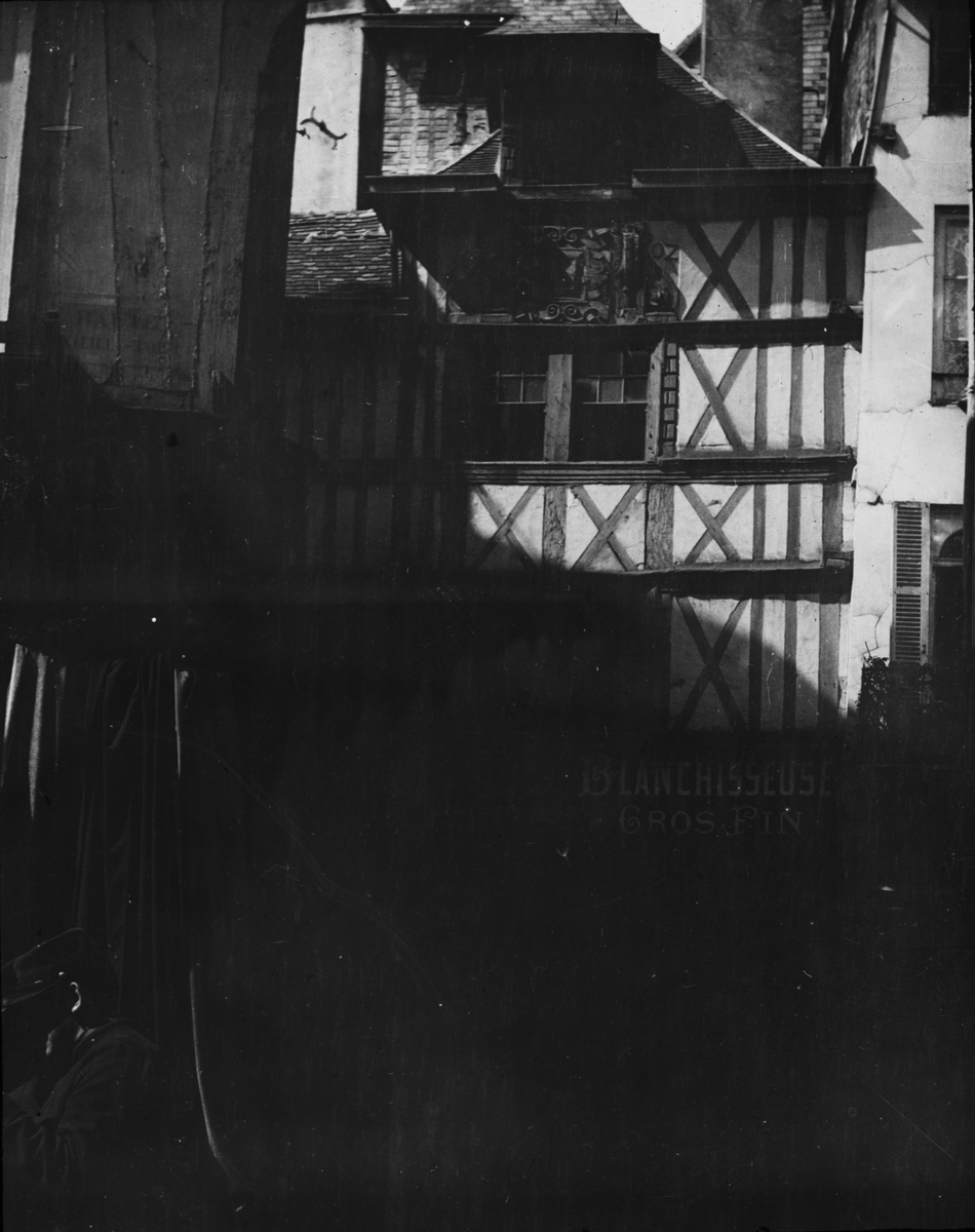 Skioptikonbild med motiv från gatan Rue des Halles i Rouen.
Bilden har förvarats i kartong märkt: Resan 1908. Rouen 7. II. Text på bild: "Rue des Halles".