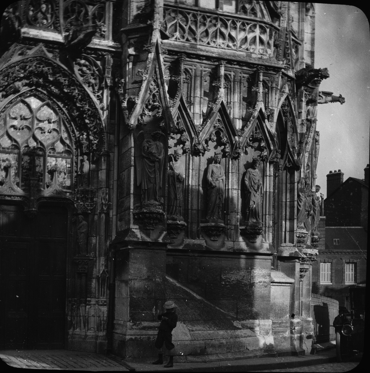 Skioptikonbild med motiv av Cathédrale Notre-Dame i Rouen.
Bilden har förvarats i kartong märkt: Resan 1908. Rouen 7. II. Text på bild: "La Cathedral de N.D.".