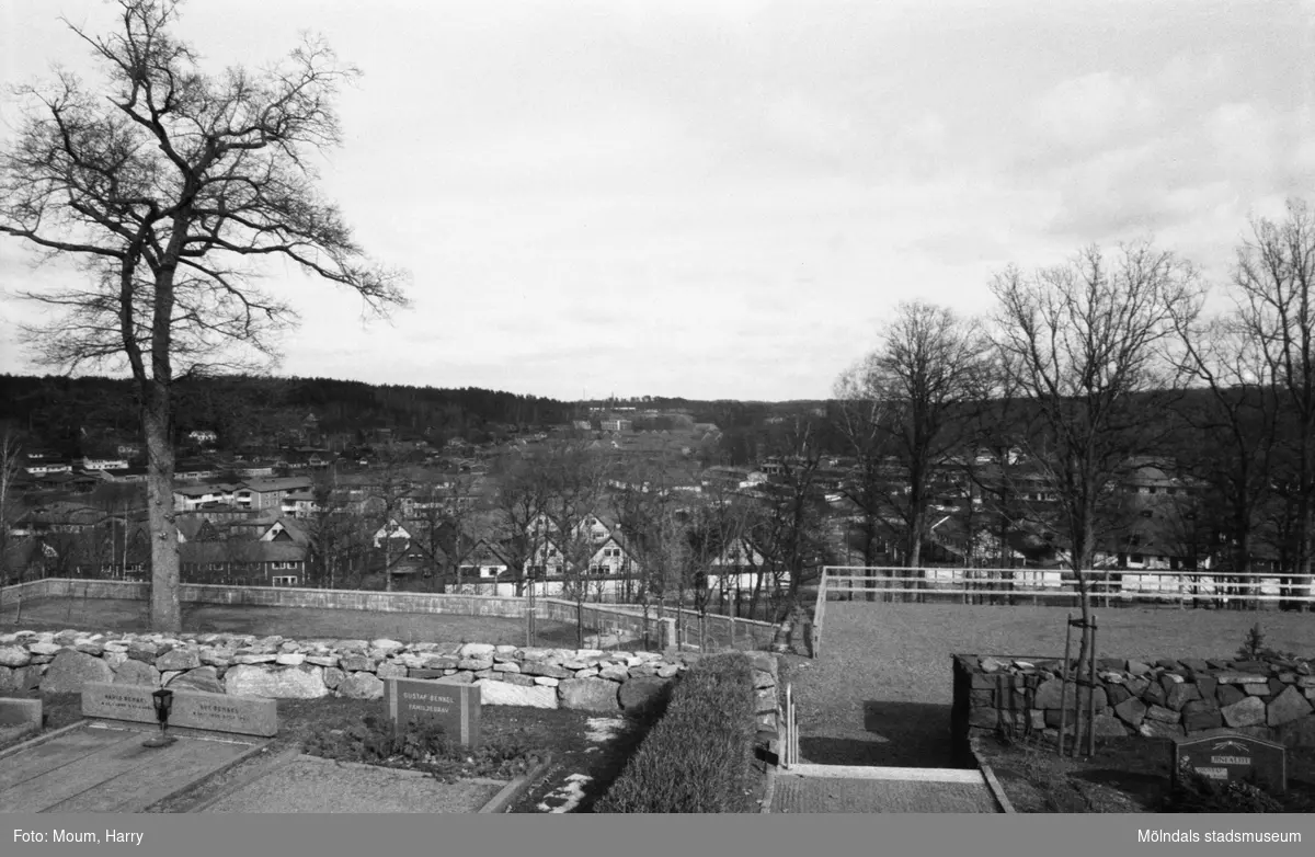 Utsikt från Kållereds kyrka mot Livered, år 1984.

Fotografi taget av Harry Moum, HUM, Mölndals-Posten, vecka 13, år 1984.
