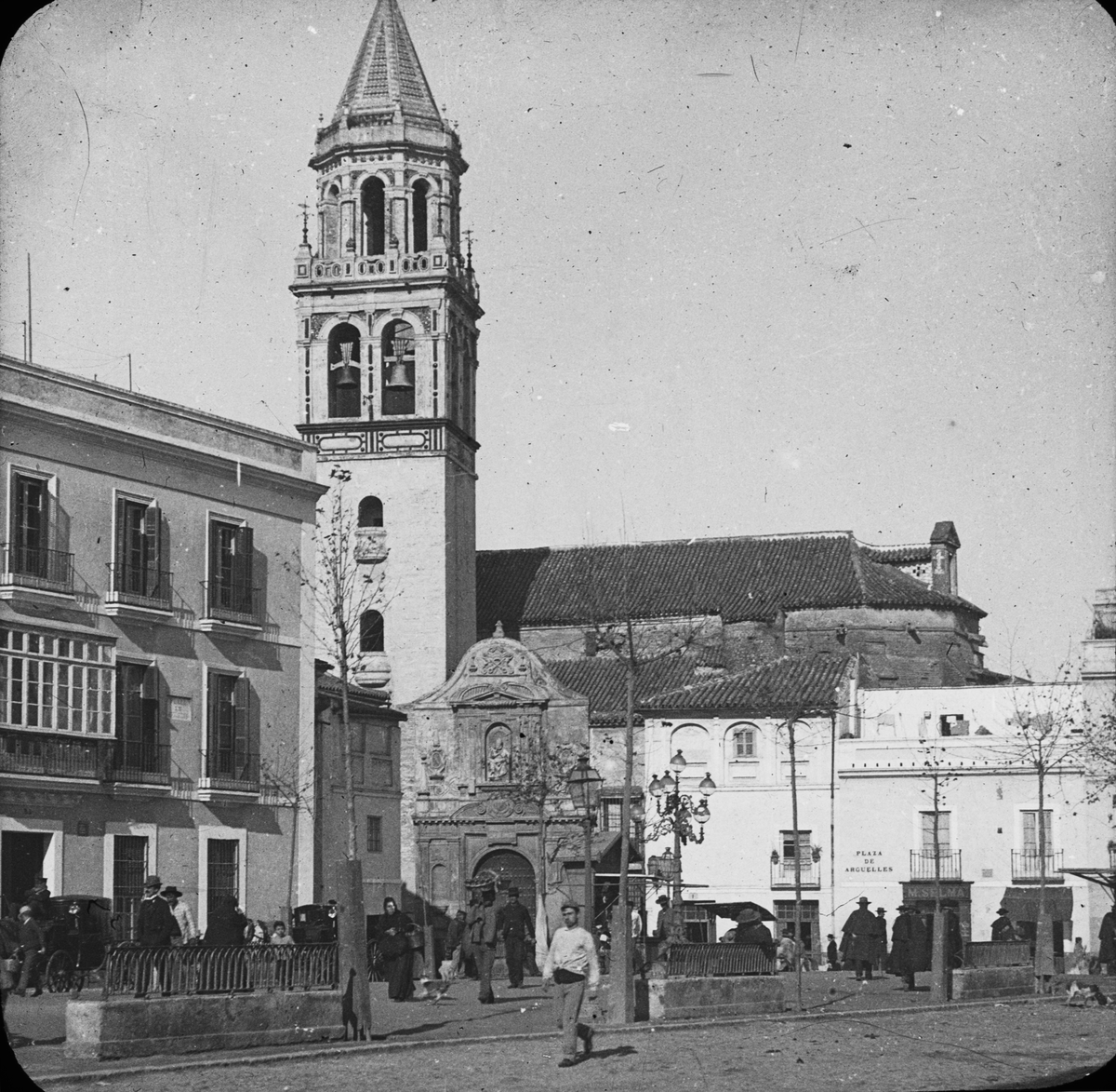 Skioptikonbild med motiv från Spanien. Kyrkan San Pedro vid Plaza de Argüelles i Sevilla (Spanien).
Bilden har förvarats i kartong märkt: ?