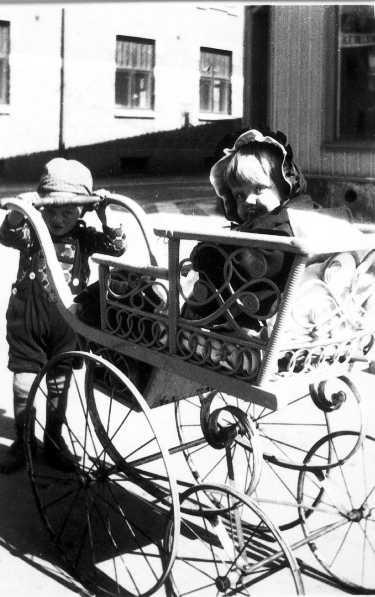 Sven Adolphsson med syster Britta i barnvagn 1932.