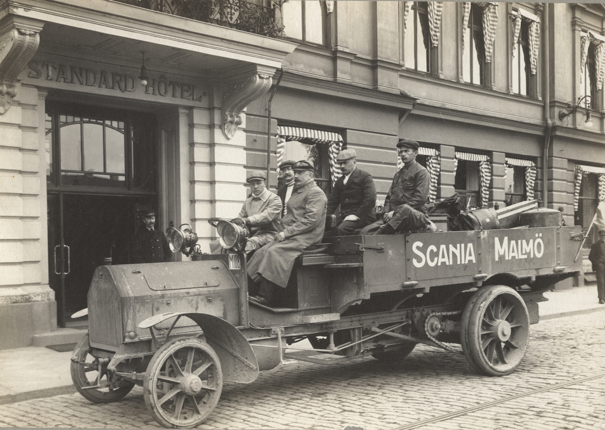 Scania Lastautomobil på resan Malmö-Stockholm 1909. Scanias första lastautomobil med kullager i hjulnaven (SKF). Förare av bilen är Löjtnant Cronström, passagerare: ingenjör Anton Svensson, dir. Per Nordeman, dir. Sven Wingqvist (SKF) och verkmästare Hjalmar Fredlund.