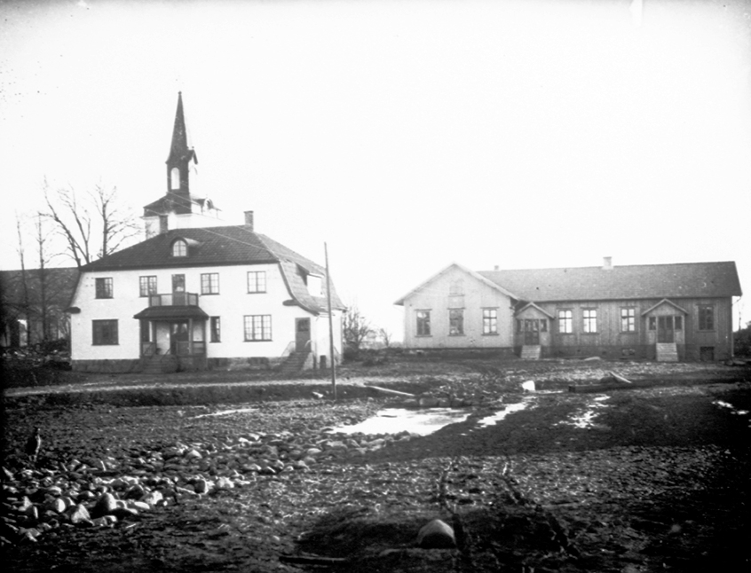 Floby kyrkskola. Boningshuset byggt 1923 och vägen fram 1924. Huset ritat av skollärare Georg Andersson.