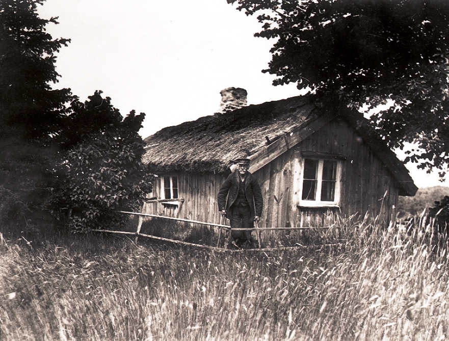 Ryd, Larv. I denna ryggåsstuga bodde skräddaren Johannes Lundahl och hans syster Stina Kajsa Andreasdotter, han avled 1920, hon 1928.