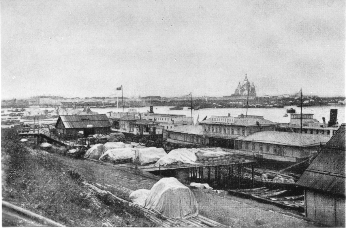 Vy över hamnmagasin i Jarmarka, Lettland.
Bilden ingår i två stora fotoalbum efter direktör Karl Wilhelm Hagelin som arbetade länge vid Nobels oljeanläggningar i Baku.