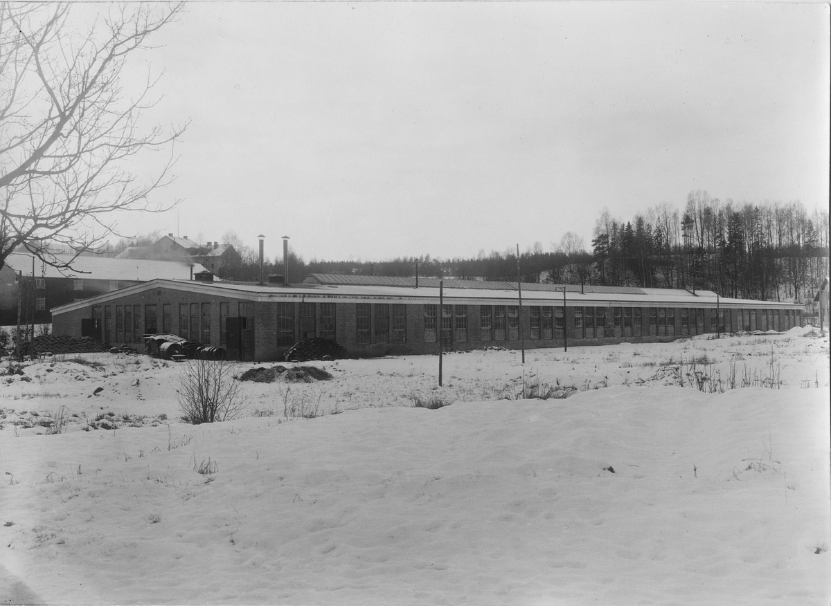 Bångbro Järnverk i Västmanland. Kallvalsverket. Till vänster, modellförrådet, över, brukskontoret. 1924.