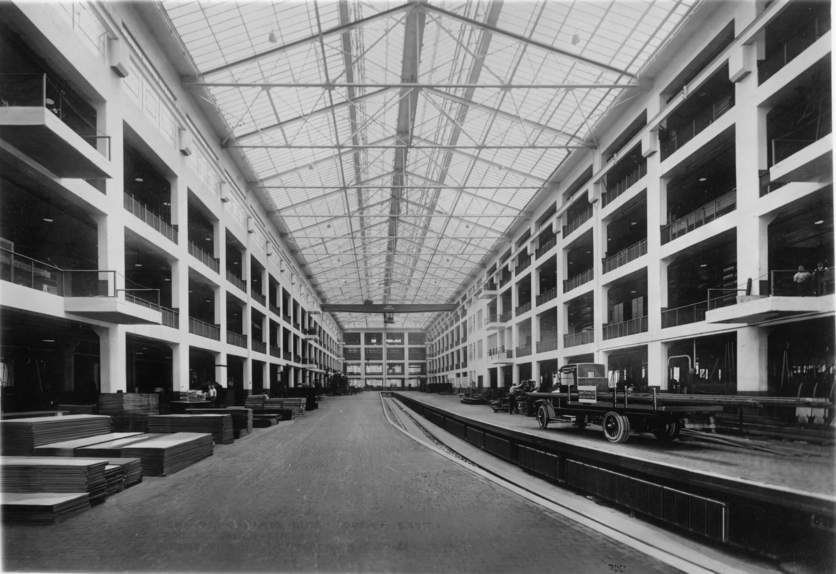 General Motors fabrik. Efter den färdiga bilramen sammansatts placeras den på en transportbana.