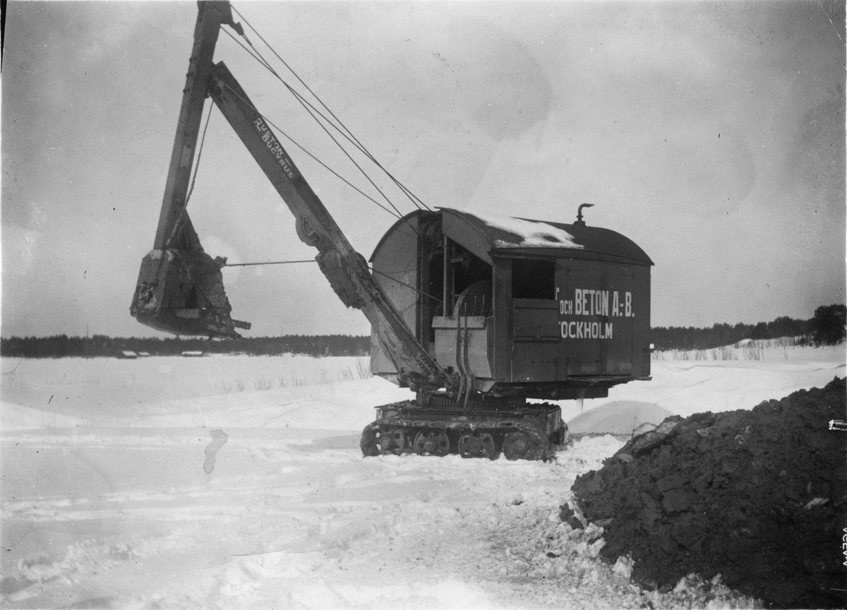 Stockholm Stads första inhyrda grävmaskin för utgrävning av Skarpnäcks dike, 1930. Förare var "Snätrige" Johan och hjälpare Nils Bernzon.