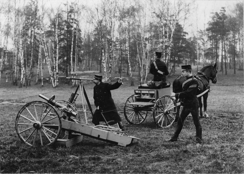 Provskjutning med Unges pneumatiska rotationskanon omkring 1890. Vid kikaren, Wilhelm Unge.