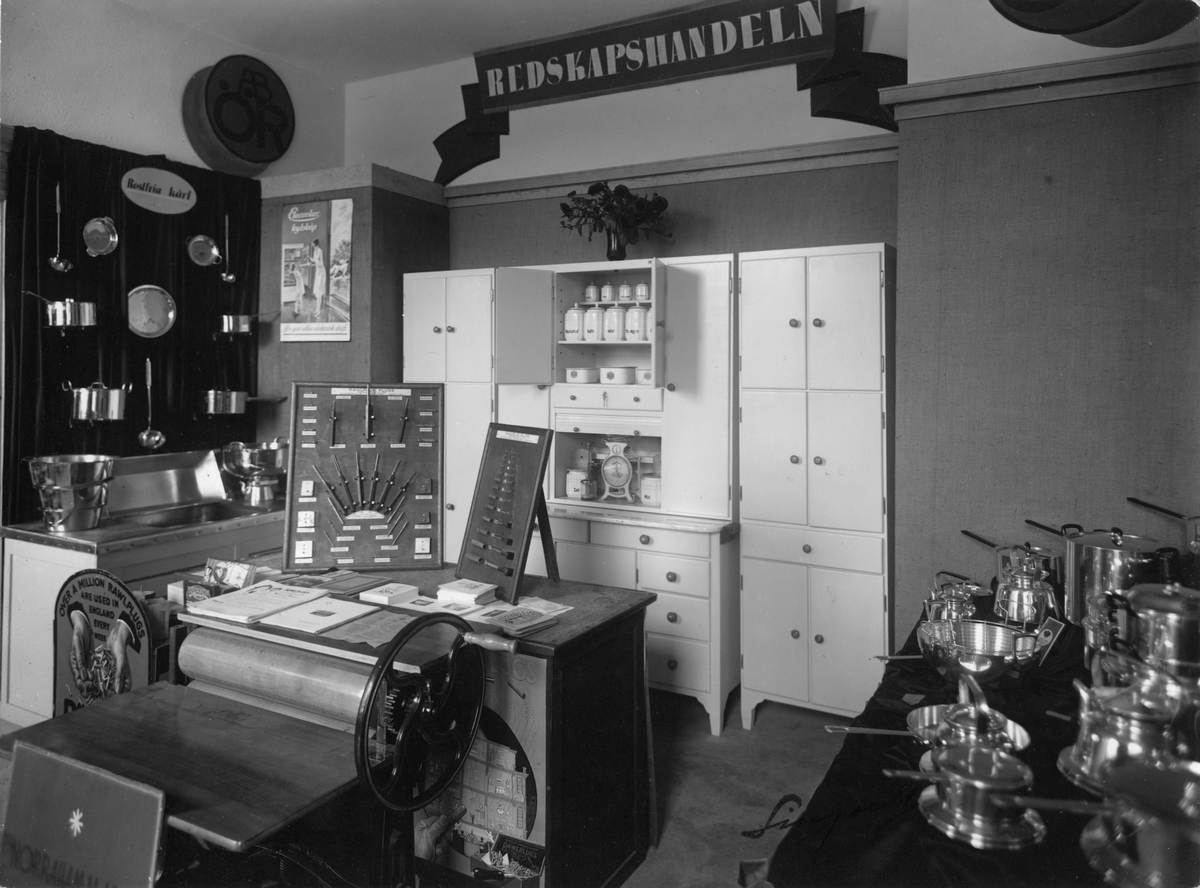 Bygge och Bo-utställningen i Östersund 1929. Redskapshandelns monter.