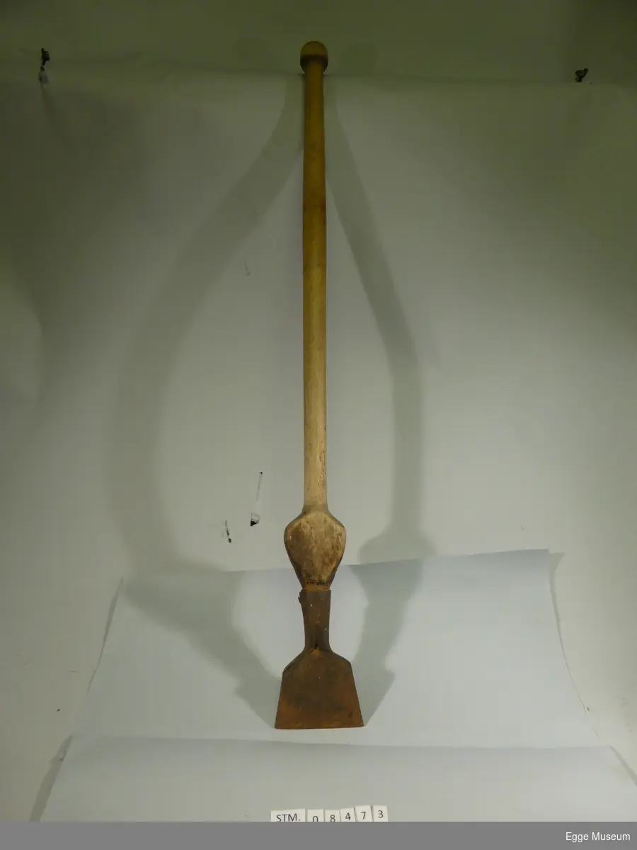 Form: Langt skaft, flat liten spade
