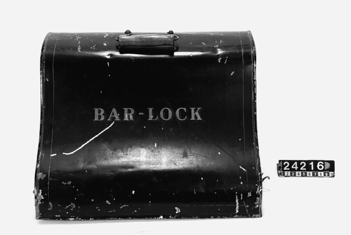 Typarmsmaskin. Bar-lock, mod. 1900. Jämte huv av plåt, träskiva och filtplatta. Använt på bordet TM 24.217.
Tillbehör: Huv, träskiva, filtplatta.