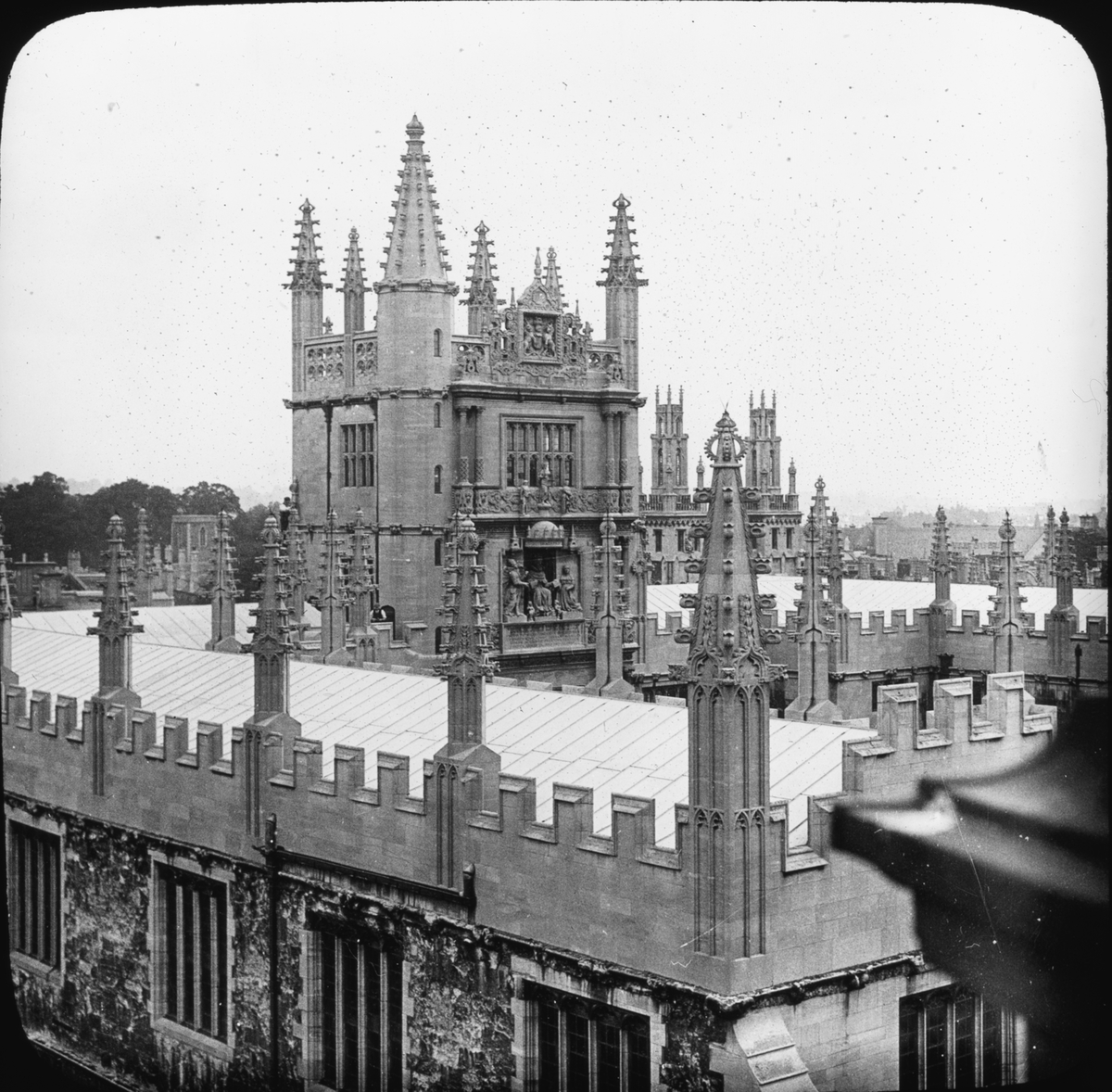 Skioptikonbild med motiv av Tower of the five orders, Bodleian Library, Oxford.
Bilden har förvarats i kartong märkt: Oxford 1906