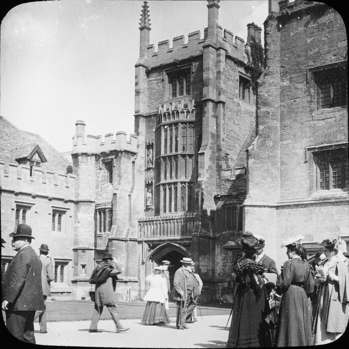 Skioptikonbild med motiv av Founders Tower, Magdalen College, Oxford.
Bilden har förvarats i kartong märkt: Oxford 1906
