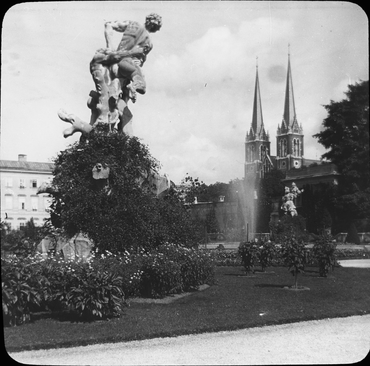 Skioptikonbild med motiv av skulptur i parken Mirabellgarten i Salzburg.
Bilden har förvarats i kartong märkt: Höstresan 1909. Wien 3. Salzburg 6. No 9. Text på bild: "Mirabellgarten".