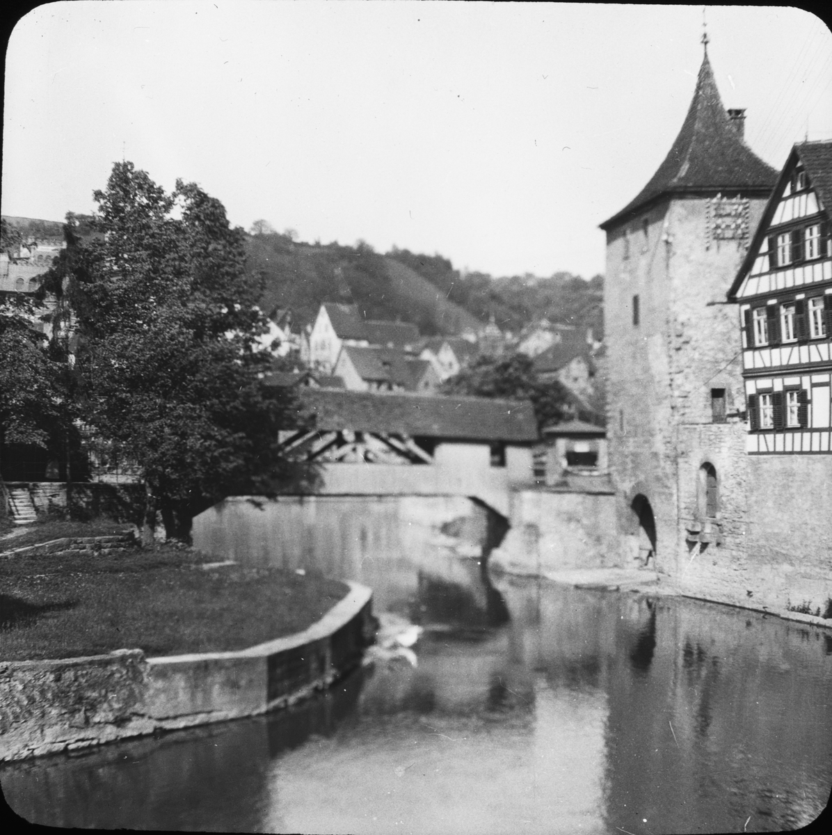 Skioptikonbild med motiv från Schwäbisch Hall. Bron Roter Steg över floden Kocher.
Bilden har förvarats i kartong märkt: Resan 1911 Schwäbische Hall. Schloss Kronburg. XX.