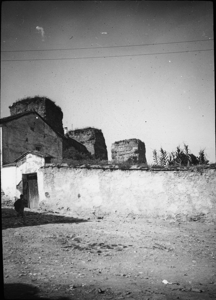 Skioptikonbild med motiv av Arabiska muren, Granada.
Bilden har förvarats i kartong märkt: Höstresan 1910. Granada 9. N:15. Text på bild: "Arabiska muren".