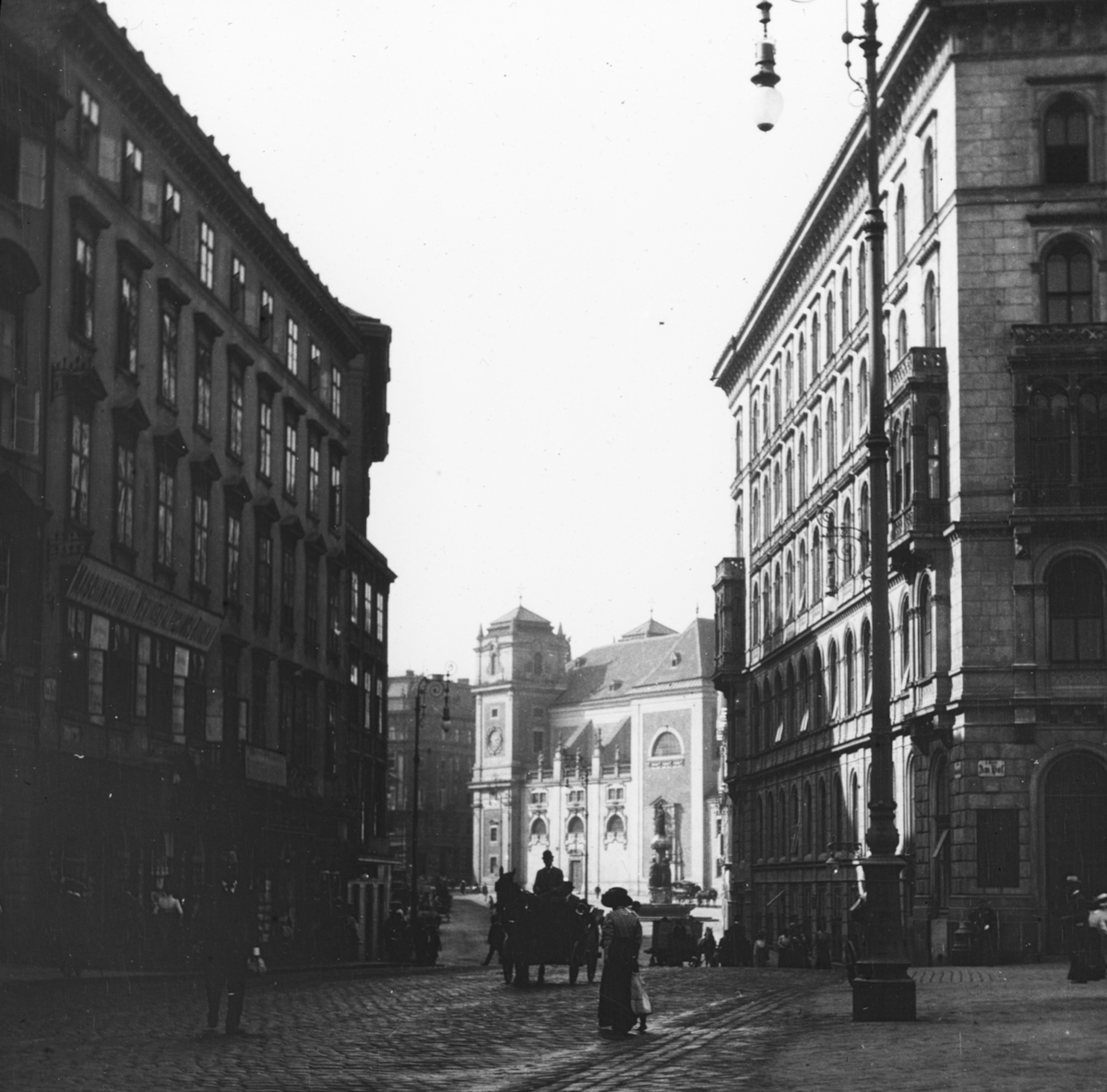 Skioptikonbild med motiv av Freyung Schottenkirche, Wien.
Bilden har förvarats i kartong märkt: Höstresan 1909. Wien 7. N:8. Text på bild: "Freiung Schottenkirche".