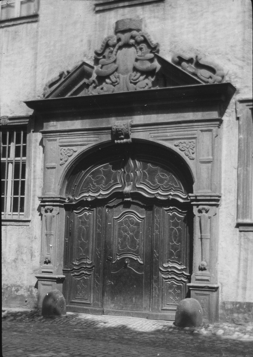 Skioptikonbild med motiv av port, möjligen i Trier.
Bilden har förvarats i kartong märkt: Resan 1904. Trier. I.