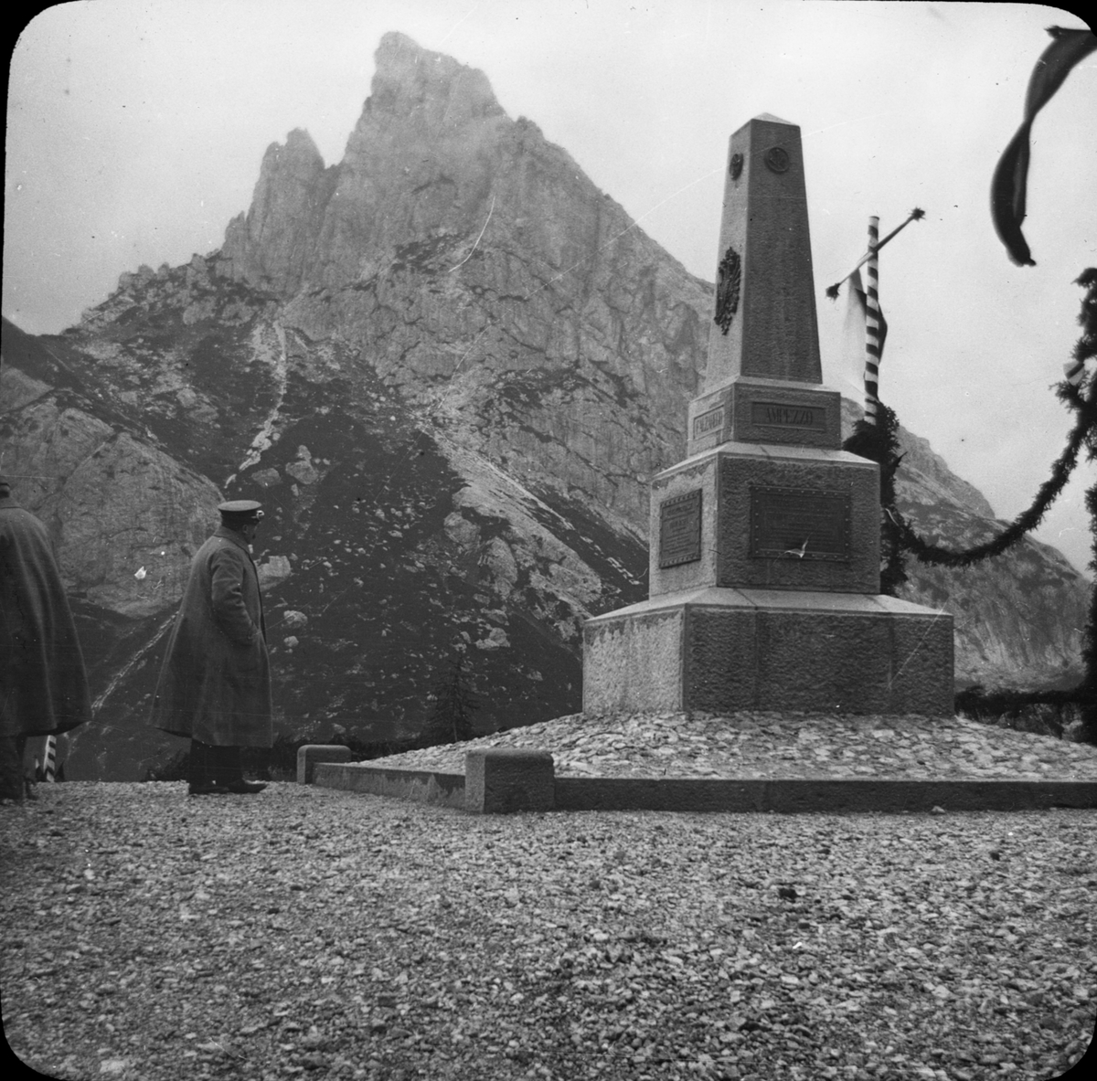 Skioptikonbild med motiv av monumnentet vid av bergspasset Falzarego Pass mellan Andráz och Cortina d'Ampezzo.
Bilden har förvarats i kartong märkt: Höstresan 1909. Före och efter Canazei 8. N:16. Text på bild: "Falzarego".