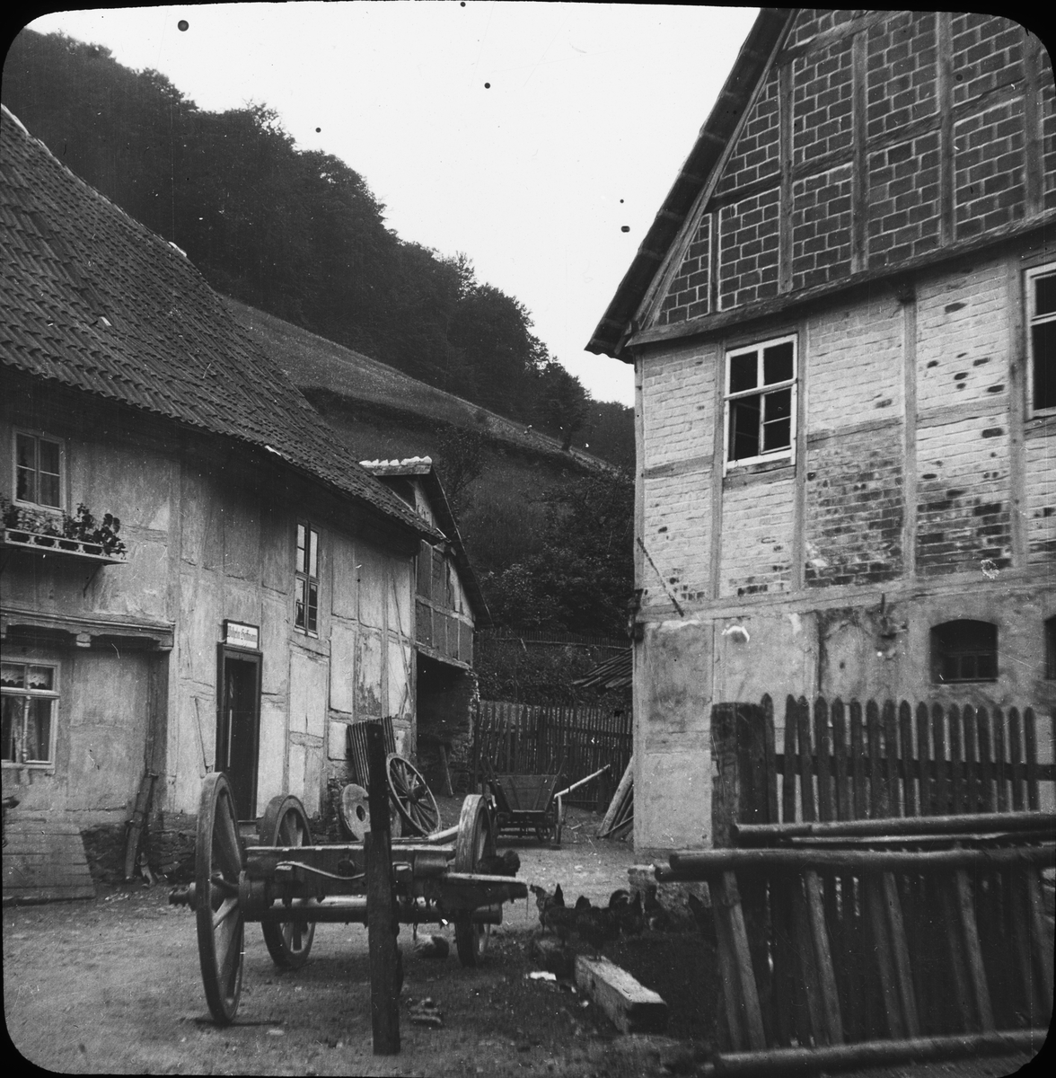 Skioptikonbild med motiv från bakgråd i byn Stolberg, Tyskland.
Bilden har förvarats i kartong märkt: Vårresan 1909. Stolberg 8. X. Text på bild: "Stolberg im Harz".