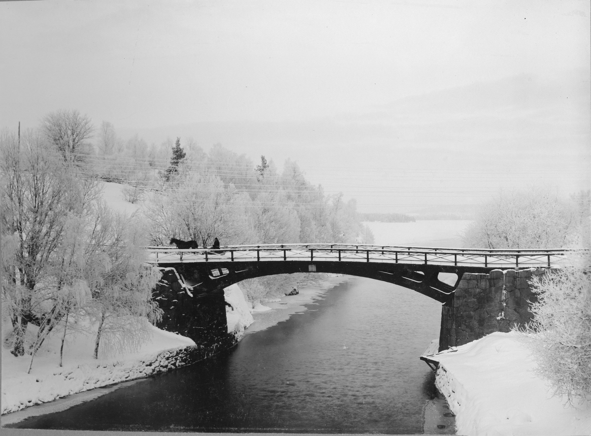 Kinda kanal. Kanalbron vid Rimforsa. Fotografiet är taget från järnvägsbron.