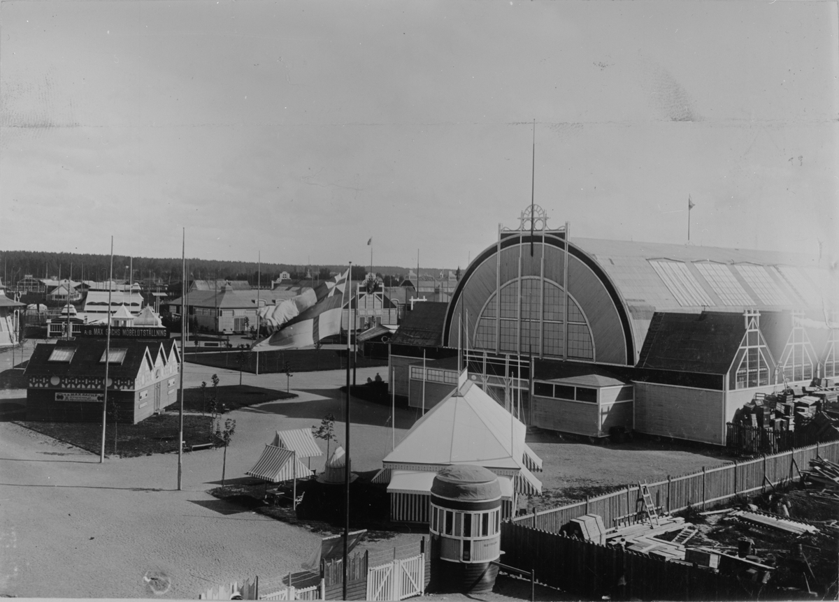 Industrihallen i Industri- och Slöjdutställningen i Gävle 1901. Exteriör. Bild från tidskriften Hemmets bildmaterial.