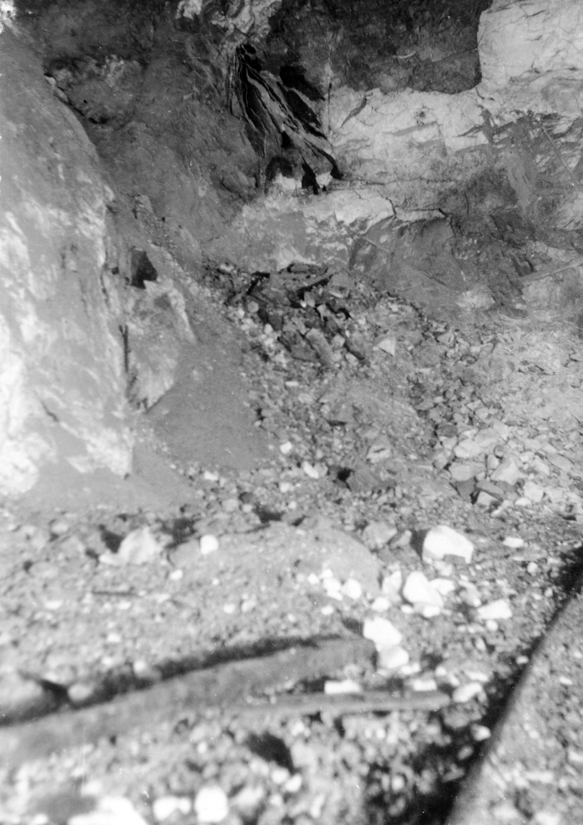 Foto från Norra pallen på 110 m. djup vid Ytterby fältspatsgruva på Resarö. Tagna vid magnesiumblixt.