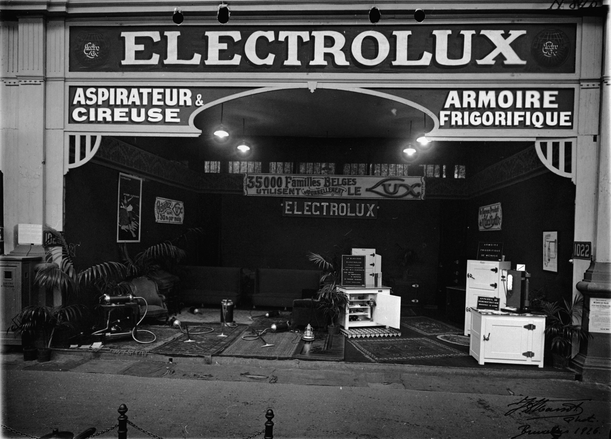 Electrolux utställning i Bryssel, Belgien. Interiör. Bänkkylskåpsmodell, hög kylskåpsmodell, generator? och dammsugare.