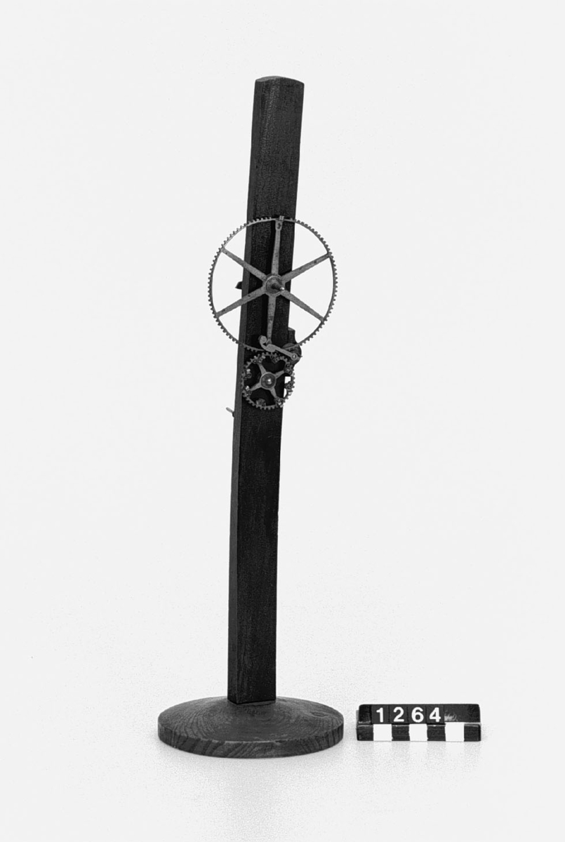 Modell visande maskinelement. Kugghjulsutväxling för parallella axlar med stillastående moment. Text på föremålet: C.Andersson 16/4 1839.