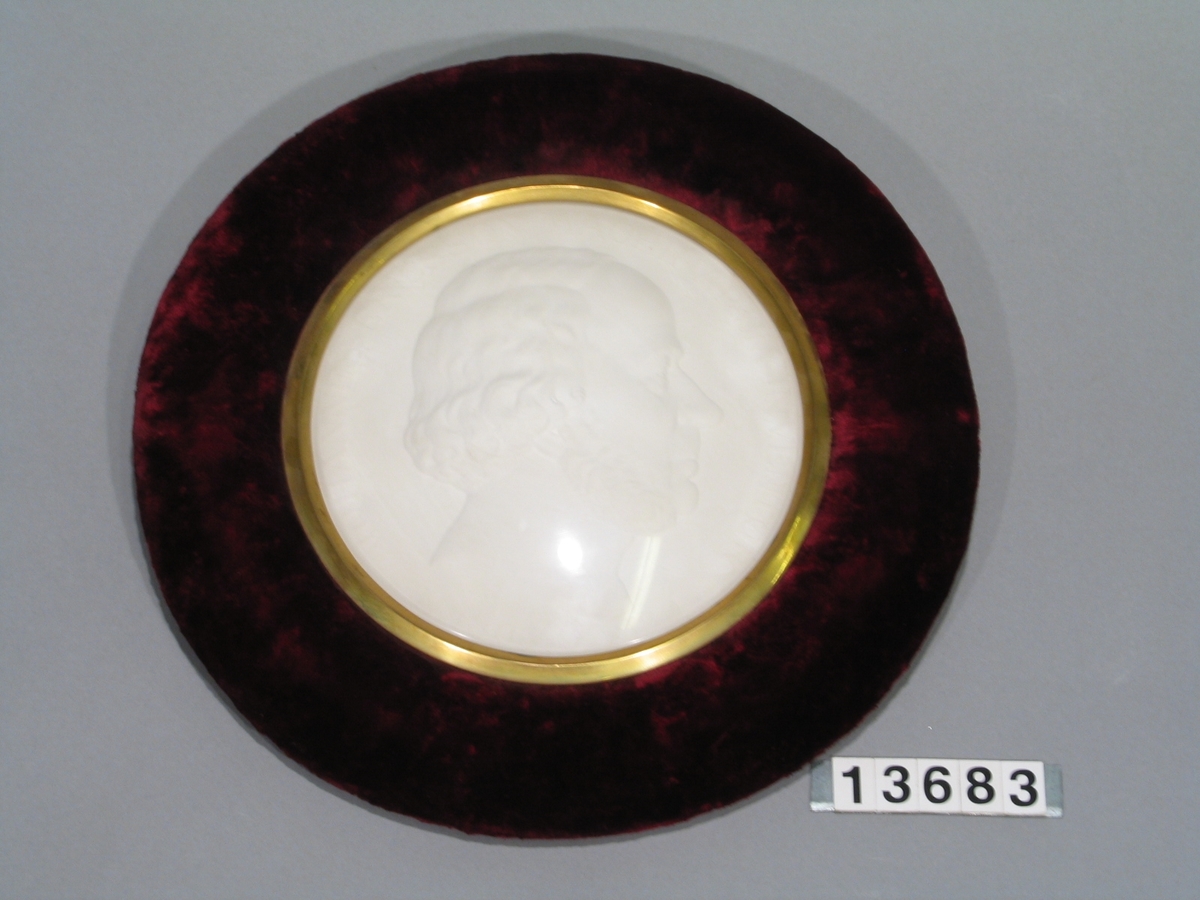 Medaljong i gips, porträtt i lågrelief av John Ericsson, höger profil, signerad L A. "Johannes Ericsson Machinarum inventor N. 1803 O. 1889".