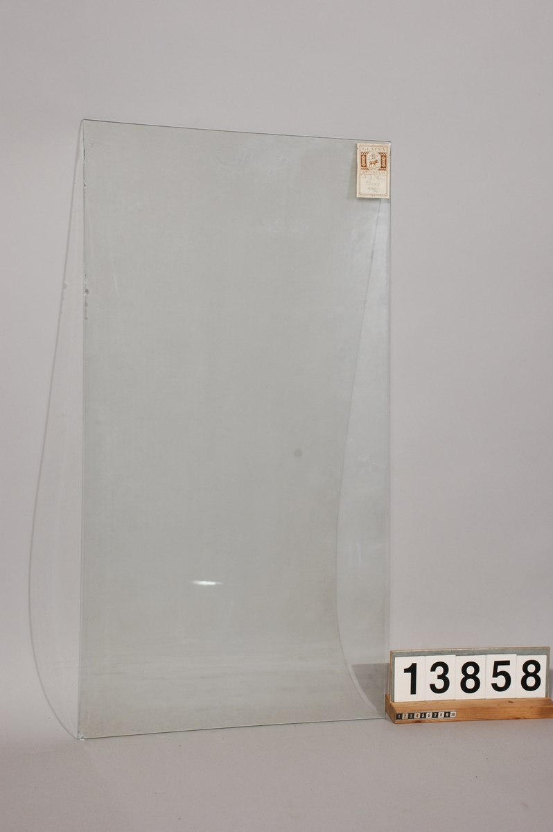 Glasruta, maskindragen. Etikett: "Glafva specialglas. Febr. 1930 Nr 3 Bglas. 90v 48 4m/m".