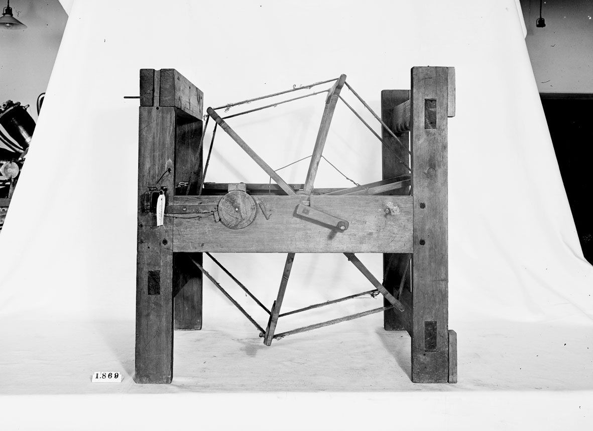 Varpmaskin till bandstol av Chr. Polhem. En bandstol är en vävstol som används för att väva band. Text på föremålet: "N:o 20".