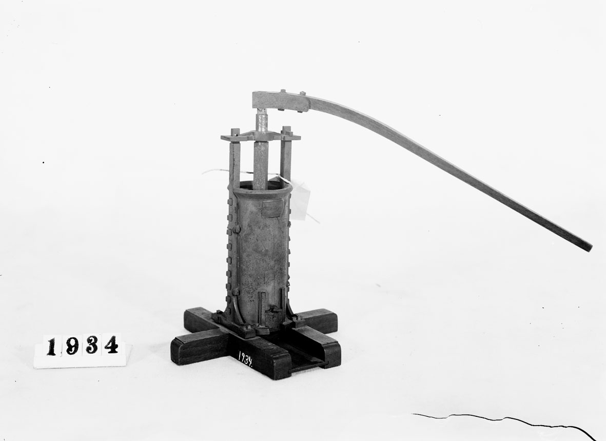 Modell av lerbråka. Text på föremålet: "E-b-1 XVI.B.5." En etikett har fallit bort.