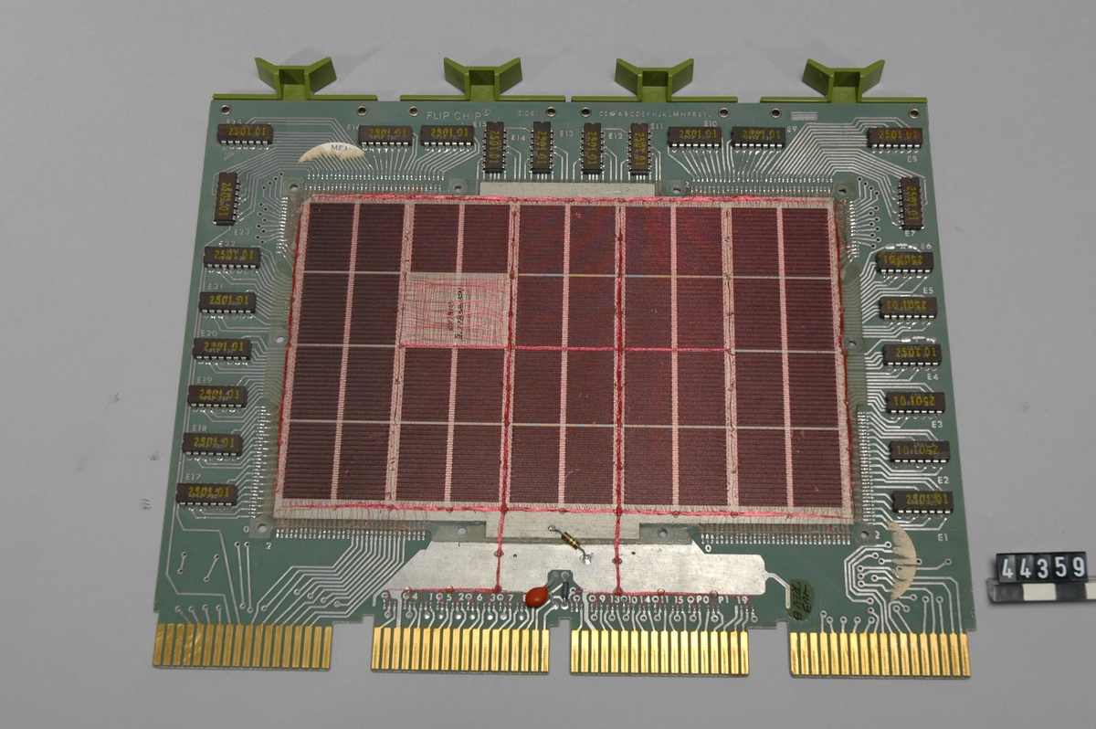 Kretskort med kärnminnesmatriser och integrerade kretsar. Kortet är ett s.k. Flip Chip, nummer H216. 19 block på vardera 8 kB, totalt 152 kB. Matriserna är tillverkade av Electronic Memories. Mindre skador på matriserna.