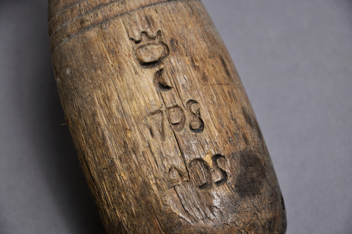 Besman av trä inristat 1708 sign AOS blyklumpen saknas Komplett med hängkrok