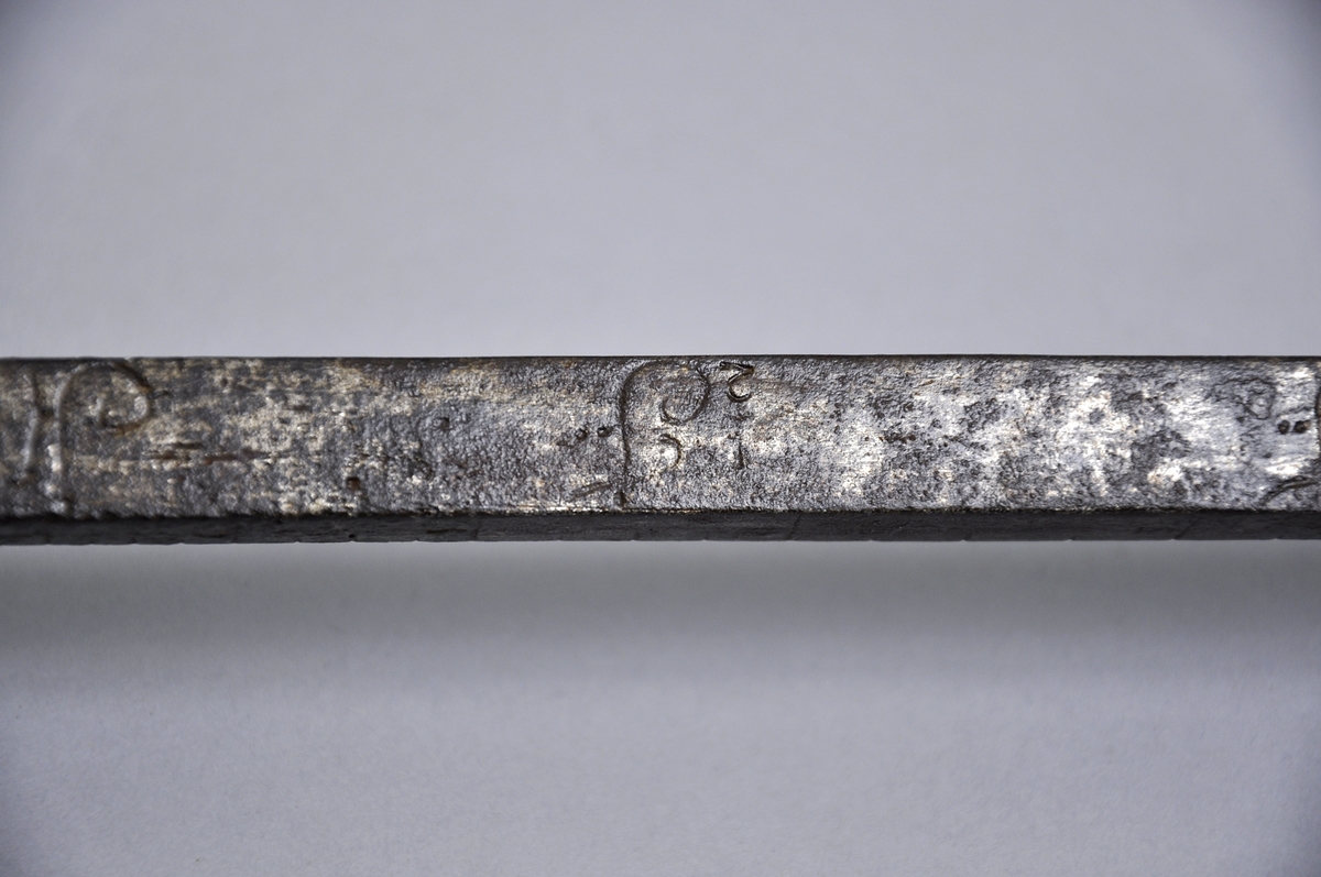Besman av järn komplett 8 kantig järnklump märkt  krönt 1772 3 st skalor på stången
