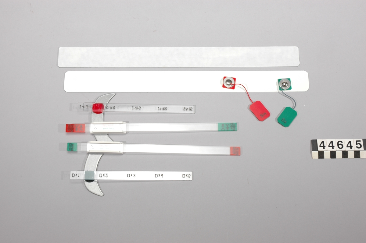 Märksystem för röntgen. Easymark DX-Sin. Färgade plexistavar med blyinskrift. Dx betyder höger och har grön färg, Sin betyder vänster och märks med röd färg. När t ex vänster ben ska röntgas läggs den röda plexistaven vid benet.  Tillverkad i plast, wolfram och magneter.
