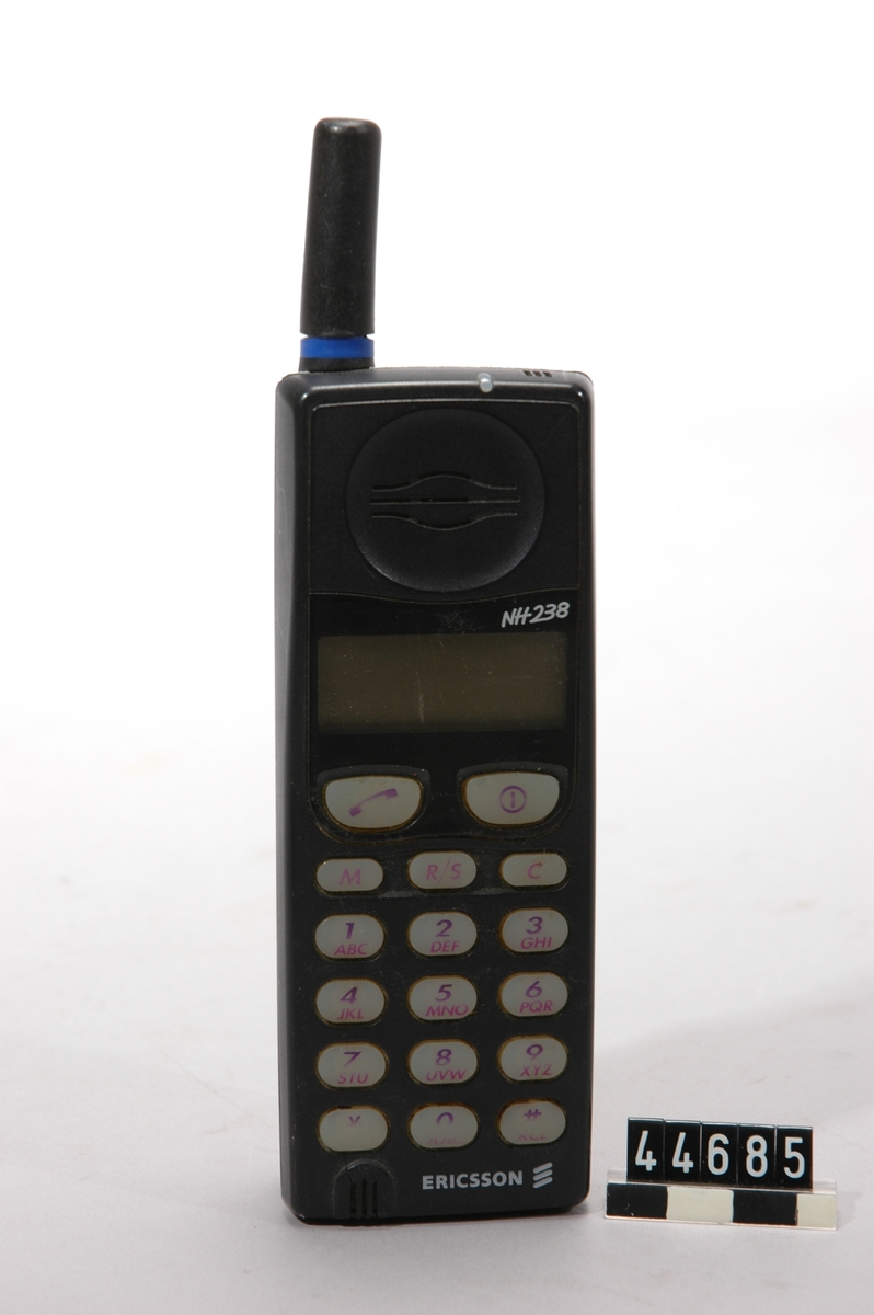 Mobiltelefon  Märkning på telefonen: Typ 1941 B, S/N A5101C99ZN, KRC 104013 R1C, 94W35. märkning på batteri: Typ3008, BKB 193078 R2B, S/N7 SV ADFB. 7241593