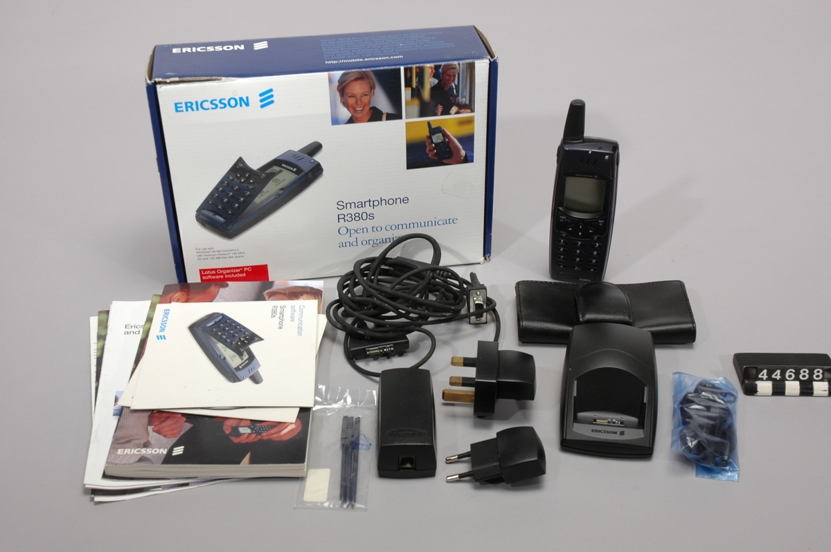 Mobiltelefon med monokrom pekskärm. R380s var den första smarttelefonen från Ericsson Mobile Communications. Den lanserades år 2000. Under knappsatsen finns en pekskärm som gick att använda med en stylo, tillbehör som förvaras i ett fack i mobiltelefonen. Den använde WAP-protokoll via GSM-nätet för att överföra datakommunikation som mail och även webbsidor.