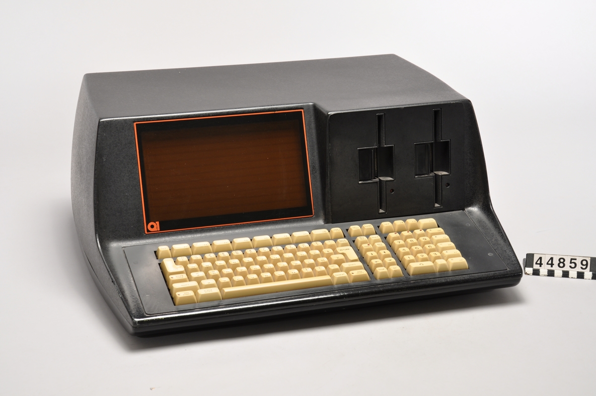 Bordsdator med tangentbord, plasmaskärm och dubbla diskettenheter för 5,25 tums disketter. I datorn sitter en Z80-processor. Detta är Q1 modell Microlite Tillbehör skrivare Q1 microlite - model 01/LITE PRINTER, ser.nr: -007-02008.
Tillbehör: Skrivare Q1 Microlite.