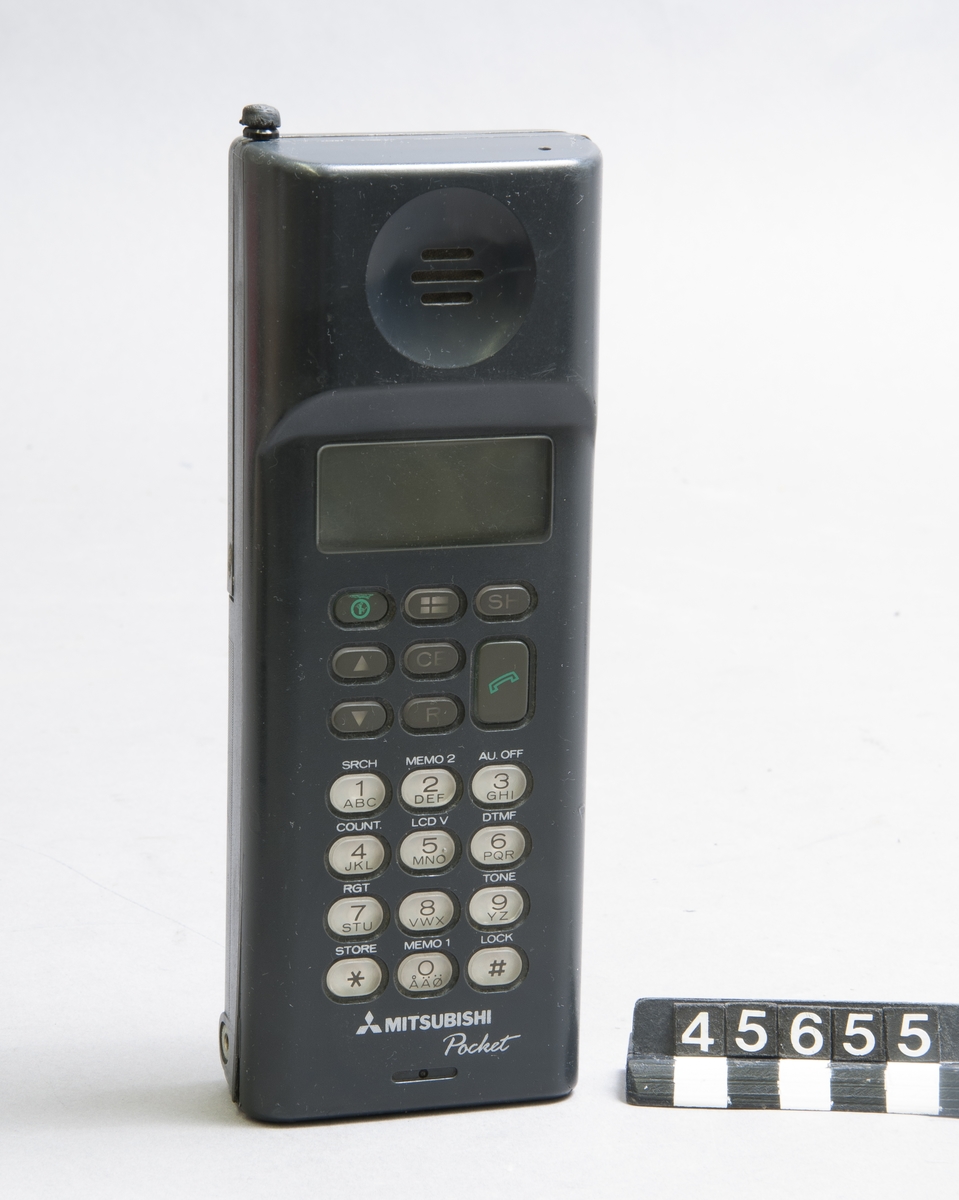 Handhållen mobiltelefon för NMT 900 Mitsubishi Pocket Laddare/bordsställ Desk-top charger FZ-754A nr 04129 14,5 V laddtid 10 timmar Nätaggregat märkt Gadelilus NMT 900 220V/50Hz ut 13V=
Tillbehör: Laddare med nätaggregat.