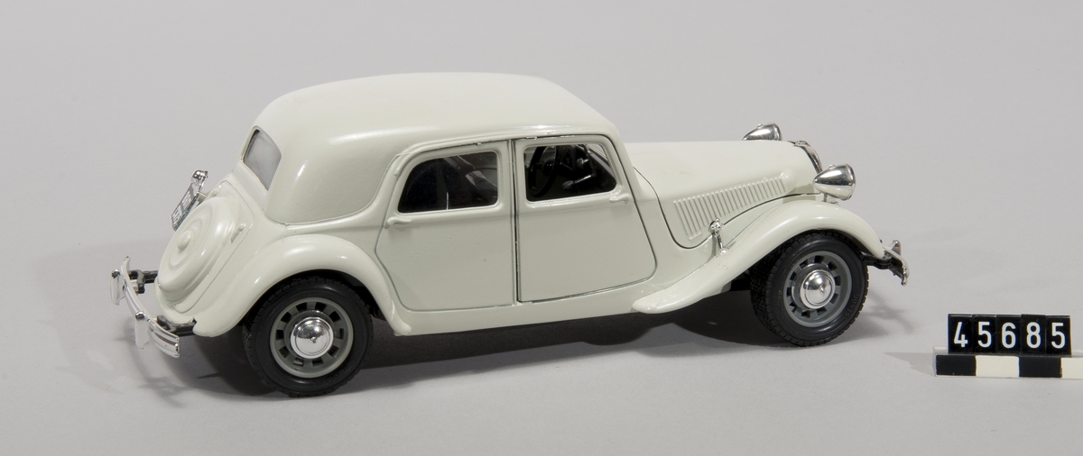 Modellbil i gjutmetall, grå, CitroÃ«n 15cv T. A.(1938) skala 1:24, cod. 1501 i originalförpackning märkt " Diecast metal model with plastic parts.