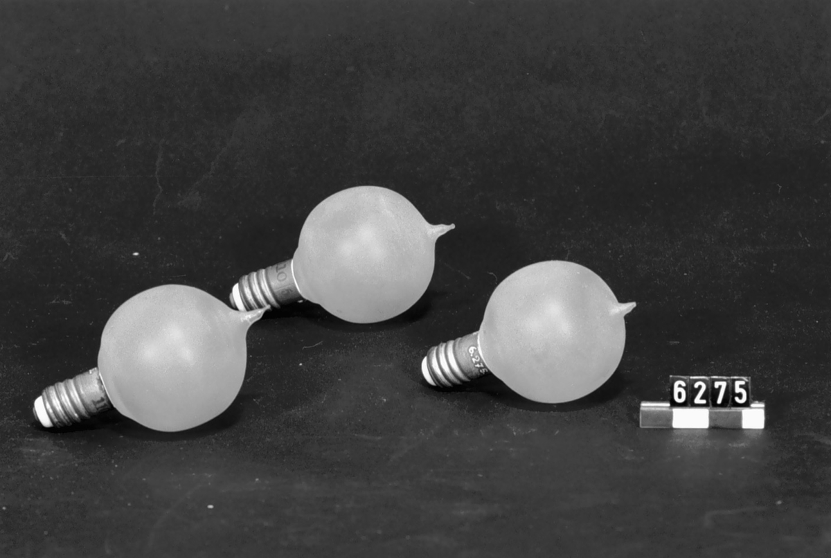 Tre elektriska koltrådslampor med mignonfattning, klotform, helmatterade, 110 v, 5 n ljus.