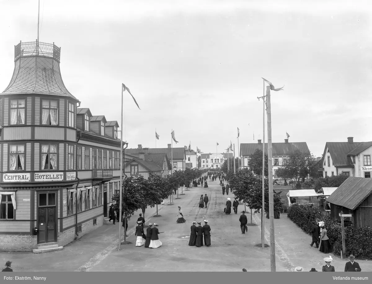 Serie med tre bilder tagna från stationen i Vetlanda på Stationsgatan i samband med Östra härads lantbruks- och industriutställning 1907.
