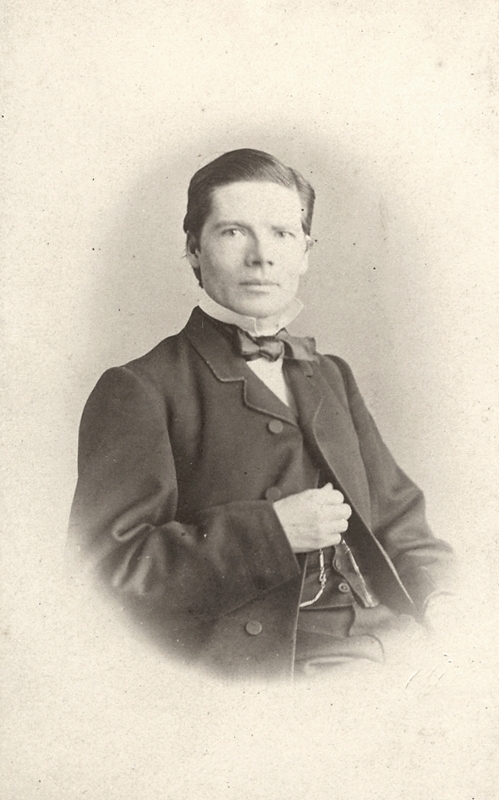 En man.
Albert Ekström, gift med Sofia "Siffi" Ekström, född Lagerholm (Wilhelminas syster).
Han var prost/hovpredikant i Vingåker.
Bilden tagen i Wilhelmina Lagerholms fotoateljé i Örebro.